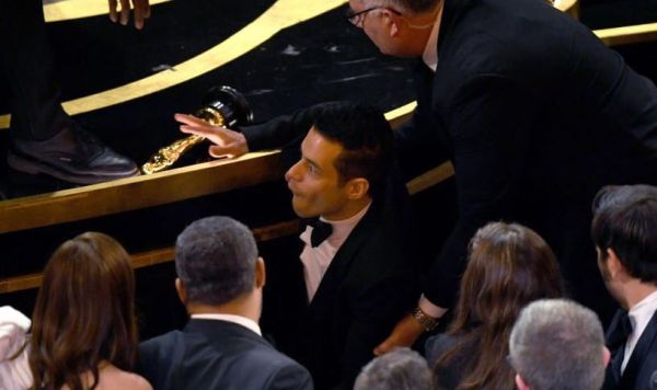 צפו: זוכה האוסקר נפל מהבמה וכבש את הרשת