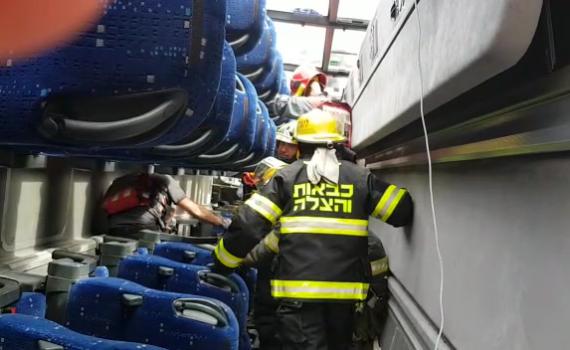 צפו: תיעוד פעולות החילוץ בתוך האוטובוס שהתהפך