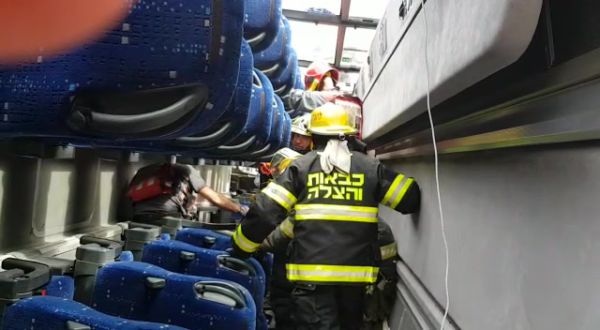 צפו: תיעוד פעולות החילוץ בתוך האוטובוס שהתהפך