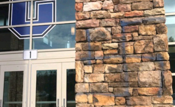 זעזוע בארה"ב: צלבי קרס רוססו על קירות בית ספר