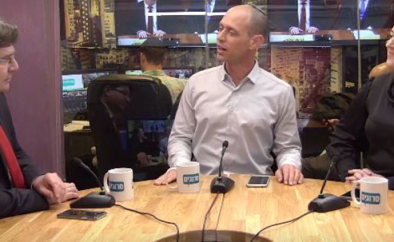 אקוניס: "המום מתפקוד התקשורת מול בני גנץ"