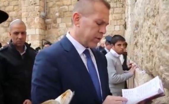 צפו: גלעד ארדן בתפילת הודיה על ההישג בפריימריז