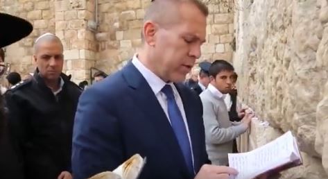 צפו: גלעד ארדן בתפילת הודיה על ההישג בפריימריז