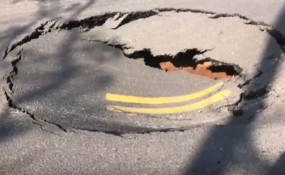 בעקבות עבודות: בולען ענק נפער בכביש • צפו בתיעוד