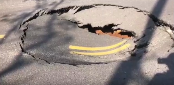 בעקבות עבודות: בולען ענק נפער בכביש • צפו בתיעוד