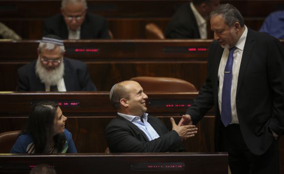 בנט ושקד חתמו על הסכם עודפים עם ליברמן