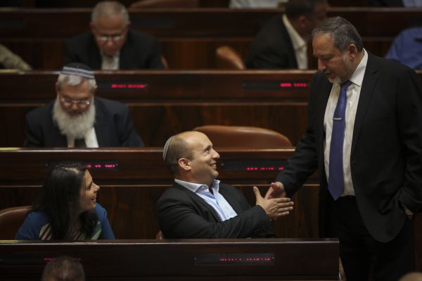 בנט ושקד חתמו על הסכם עודפים עם ליברמן