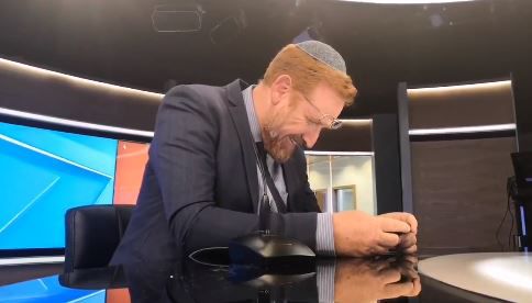 צפו: יהודה גליק צוחק על חשבונו