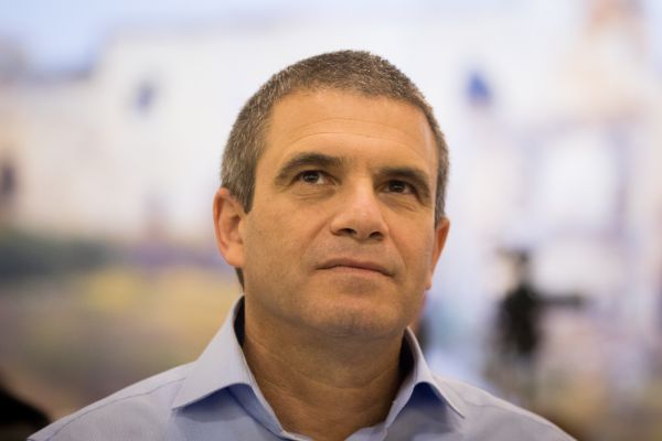 גל הירש לסרוגים: לא יכול להמליץ על גנץ, הוא רק כותרות