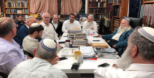 4 שעות לפגישת הרבנים עם סמוטריץ' והרב פרץ