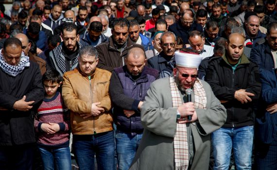 עימות בהר הבית: ערבים פרצו לרחבת שער הרחמים