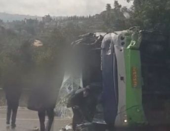 צפו: רגע אחרי התאונה- הפצועים נמלטים מהחלון