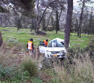 נזקי הסופה: פצועים קשה וקל בהתנגשות רכב בעץ