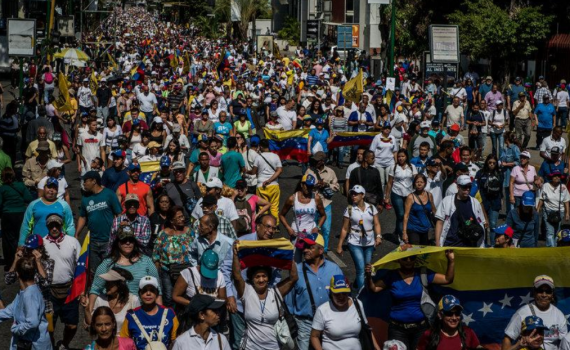 מחאת ענק בונצואלה: אלפי תושבים מוחים נגד השלטון