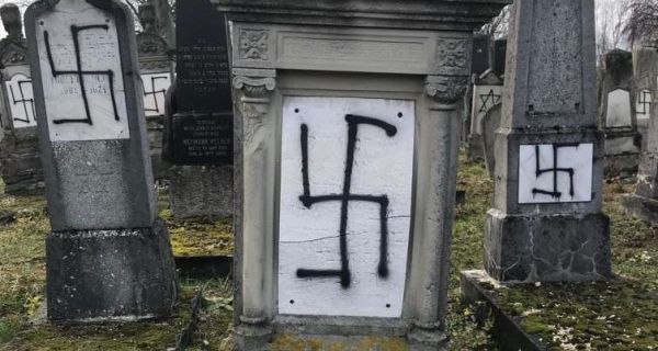 צרפת: 80 קברים הושחתו בבית קברות יהודי במדינה