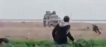 תיעוד: מחבלים השליכו מטען, קצין המסתערבים נפצע