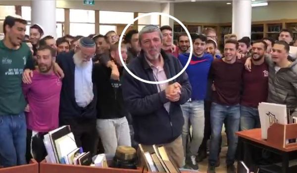 צפו בקבלת הפנים לרב רפי פרץ במכינת עצמונה