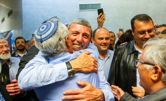 פעילי הבית היהודי מתייצבים מאחורי הרב פרץ