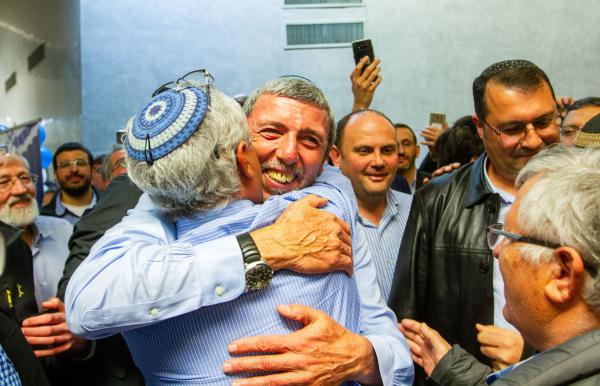 פעילי הבית היהודי מתייצבים מאחורי הרב פרץ