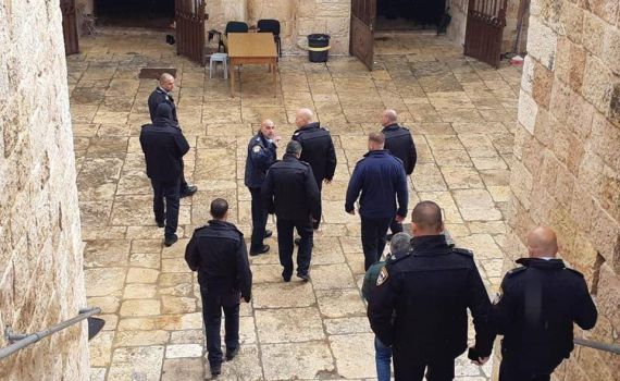 המהומות בהר הבית: המשטרה נערכת לפינוי?