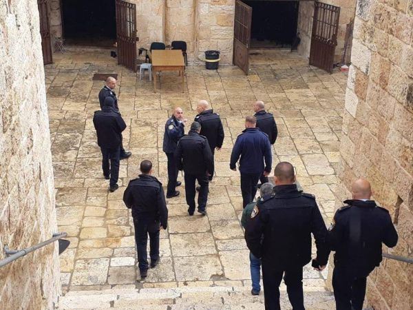המהומות בהר הבית: המשטרה נערכת לפינוי?