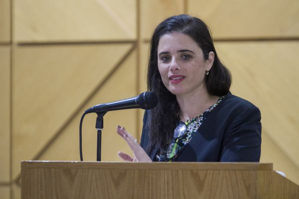 שקד: "כשנתניהו רומס אותי, לא זועקים ירי בנגמ"ש"