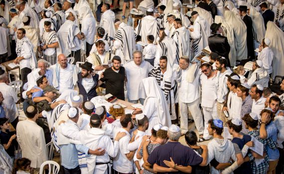 הרב אבינר: גבר שהתחתן עם גבר לא מצטרף למניין