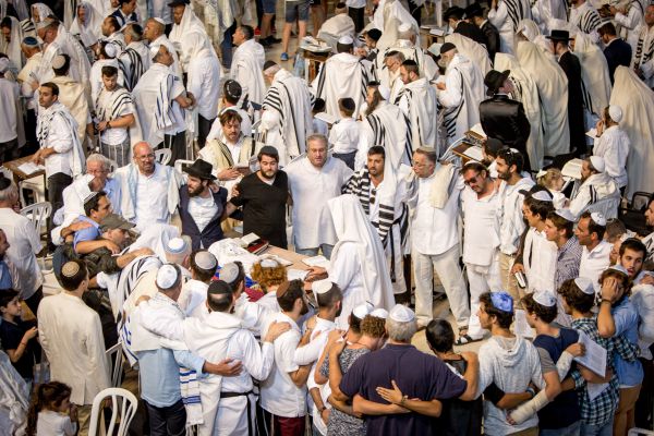 הרב אבינר: גבר שהתחתן עם גבר לא מצטרף למניין