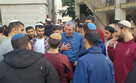 איפה בחר הרב פרץ לערוך את סיור השטח הראשון?