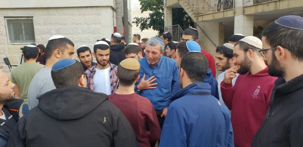 איפה בחר הרב פרץ לערוך את סיור השטח הראשון?