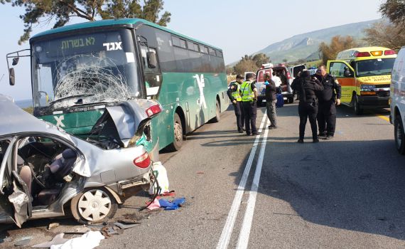 הרוגה ושבעה פצועים בהתנגשות בין רכב ואוטובוס