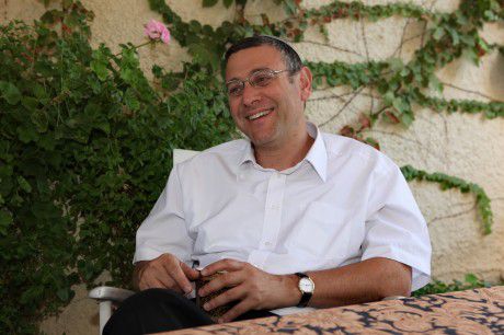 האם הרב בני לאו חושב שגם הציונות היא גזענות?