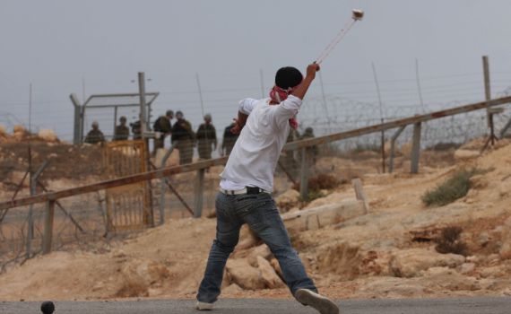 פצוע ראש  בפיגוע אבנים סמוך לכוכב השחר