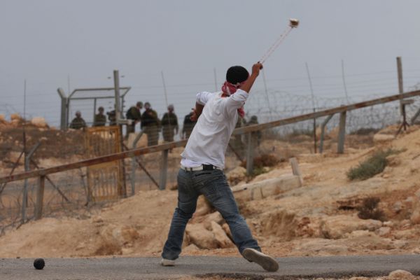 פצוע ראש  בפיגוע אבנים סמוך לכוכב השחר