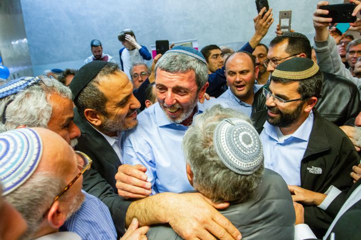 כאוס ופוליטיקות: כך מתנהלת סביבת הרב פרץ