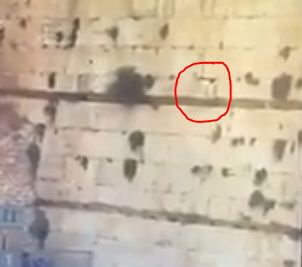 חצי שנה אחרי: מה גרם לנפילת האבן מהכותל. צפו