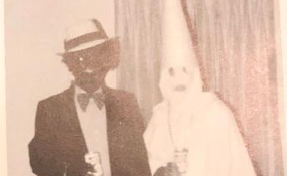 סערה בארה"ב: התצלום הגזעני של מושל וירג'יניה