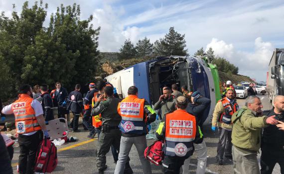 שני הרוגים ועשרות פצועים בהתהפכות האוטובוס