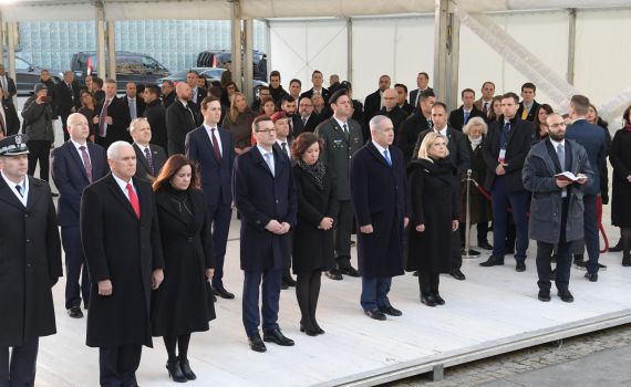 צפו: נתניהו וסגן נשיא ארה"ב באנדרטה לגטו ורשה