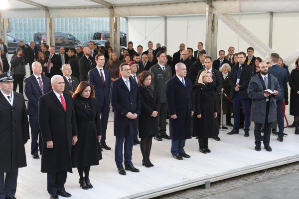 צפו: נתניהו וסגן נשיא ארה"ב באנדרטה לגטו ורשה