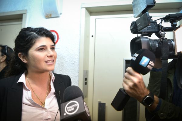 בגלל אישה במחוז דן, שרן השכל חוזרת למקום ריאלי