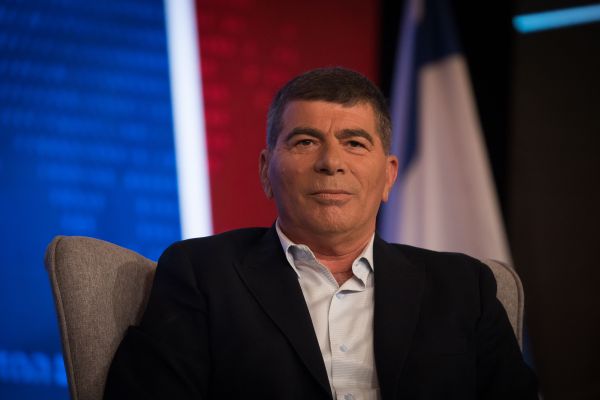 ירי בנגמ"ש: אהוד ברק תוקף את גבי אשכנזי. צפו