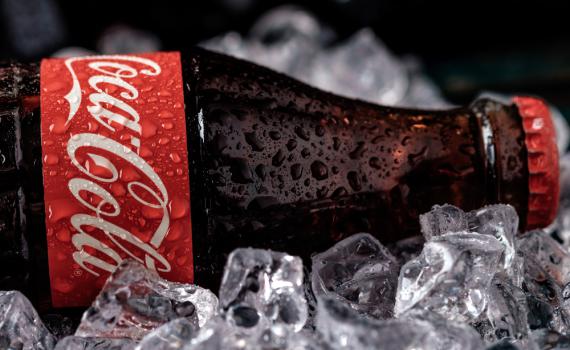 צפו: זו הסיבה שבקבוק קולה קטן עולה יותר מקולה גדול