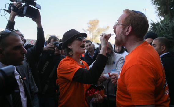 צפו: יהודה גליק בשירת בחירות לקלפי