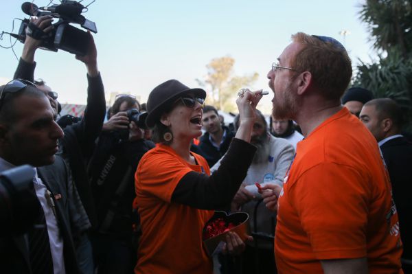 צפו: יהודה גליק בשירת בחירות לקלפי