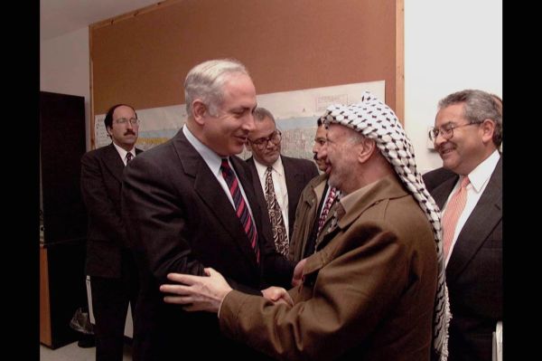 גנץ לנתניהו: גירשת יהודים. שילמת פרוטקשן לחמאס