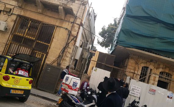 מוט ברזל מאתר בנייה נפל על ילדה; מצבה בינוני