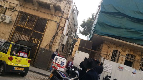 מוט ברזל מאתר בנייה נפל על ילדה; מצבה בינוני