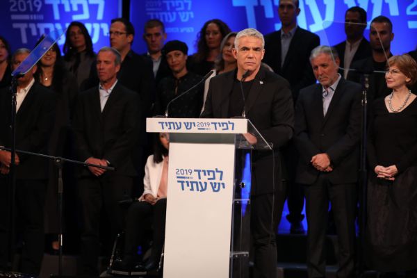 לפיד על איחוד עם גנץ: "נכנס לחדר עד שיצא עשן"