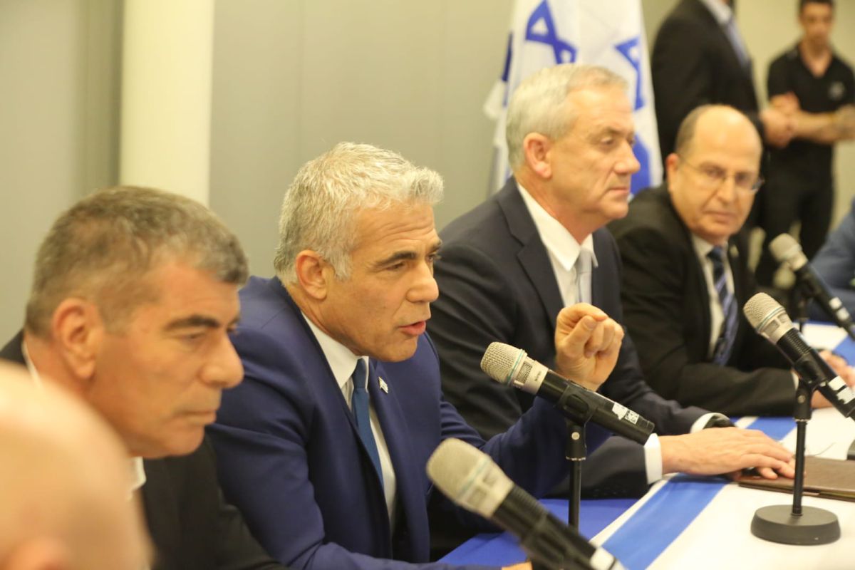 ח"כ בכחול לבן: "מפלגות מהימין מנהלות איתנו מו"מ"